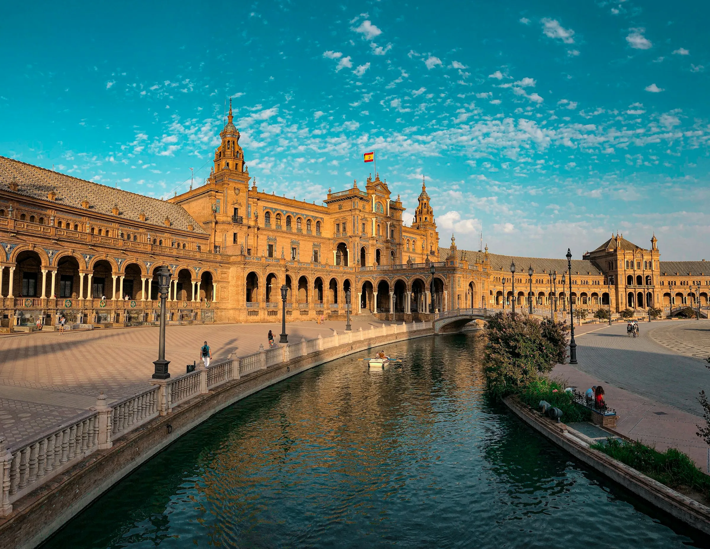Le canal et les arcades de la Plaza de España, à Séville, à la lumière dorée