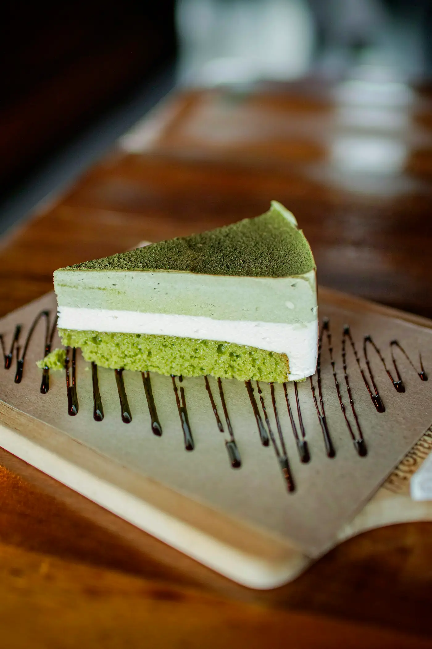Une part de gâteau au matcha sur une assiette