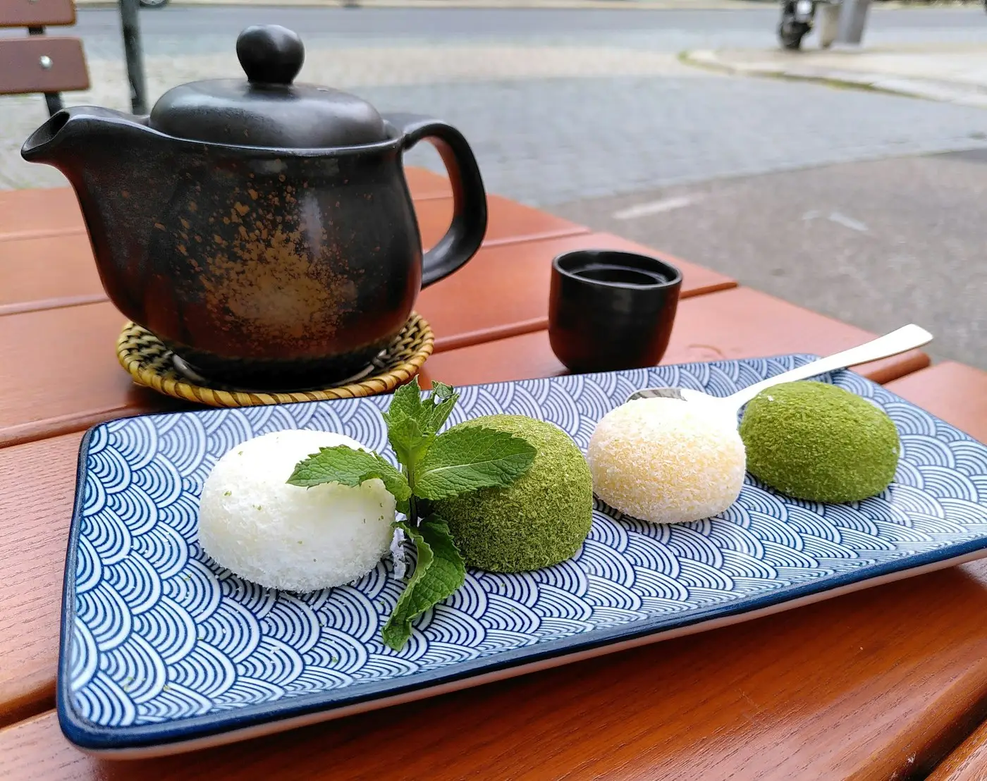 Mochi blancs et verts au matcha sur une assiette