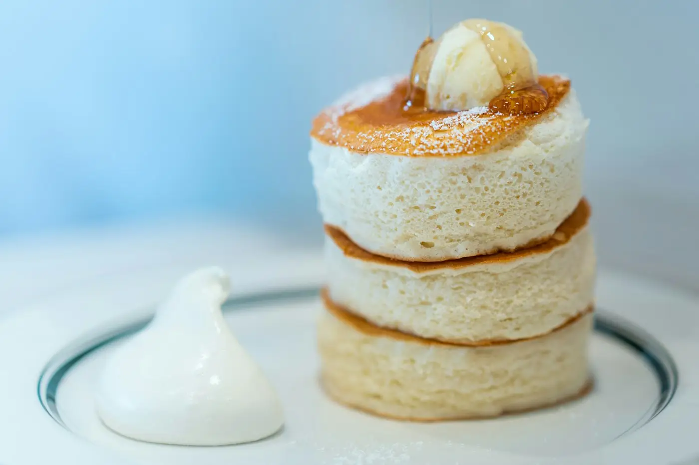 Pancakes japonais épais et moelleux sur une assiette