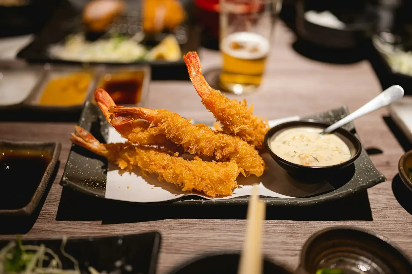Crevettes en tempura et leur sauce, sur un plateau