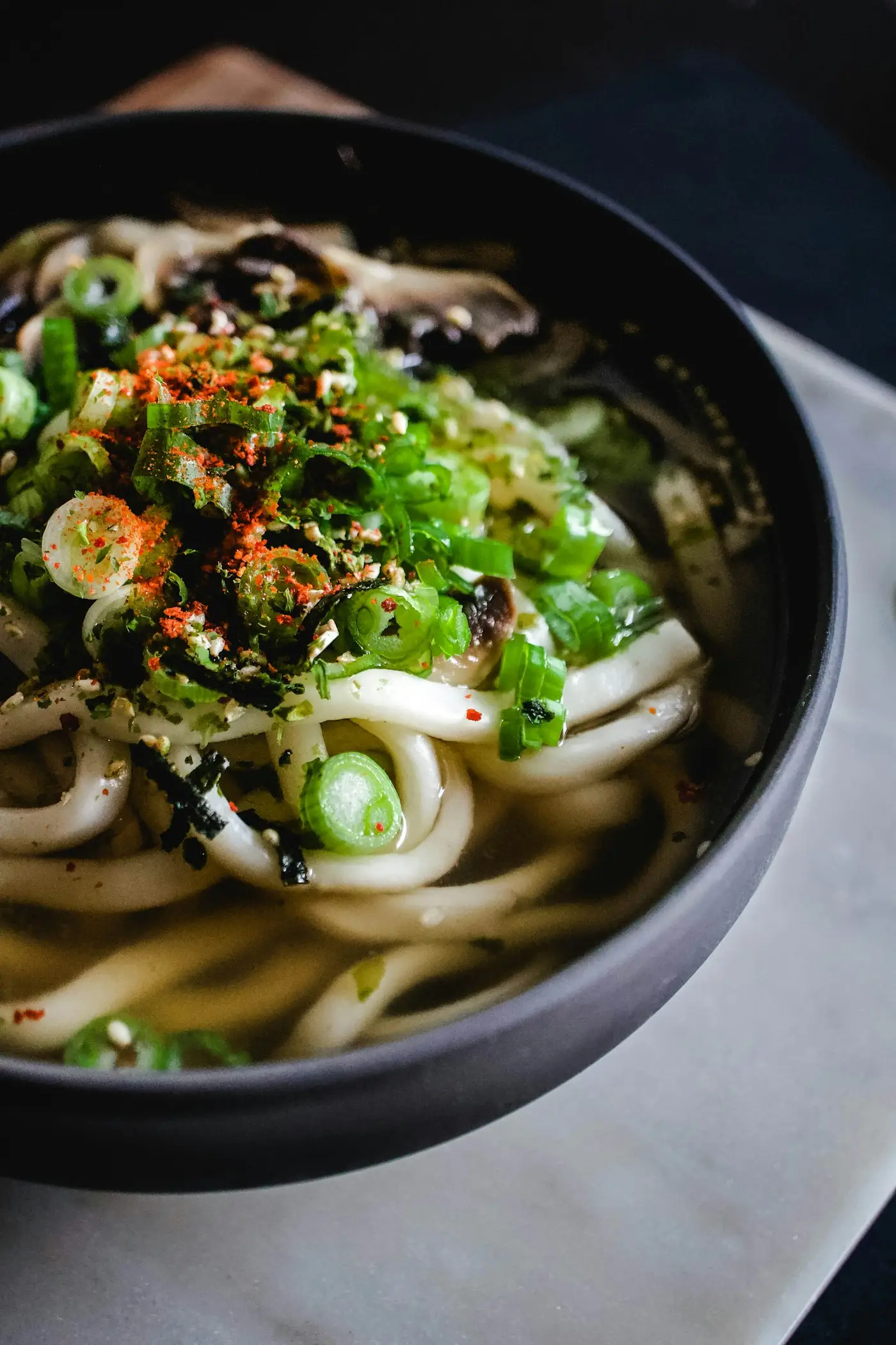 Des udon garnies d'oignon vert et d'algues