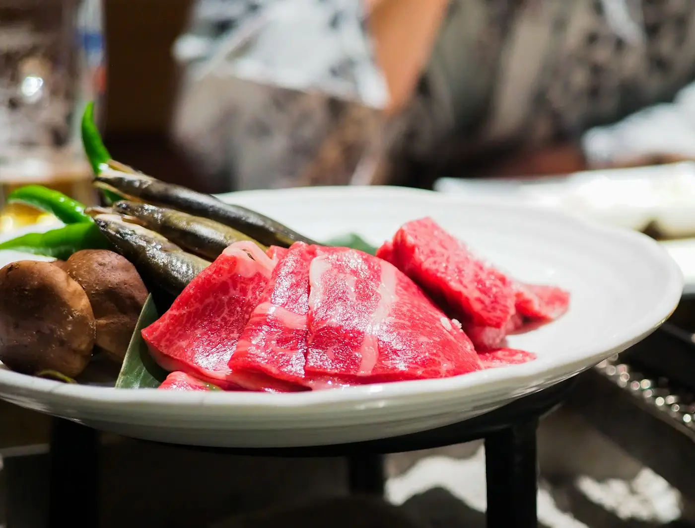 Fines tranches de bœuf wagyu crues, prêtes à griller