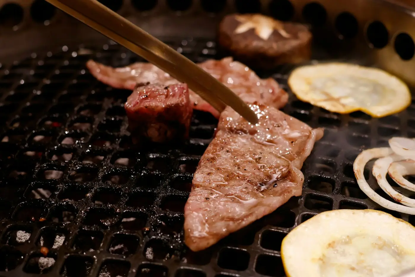 Viande de wagyu et légumes sur le grill