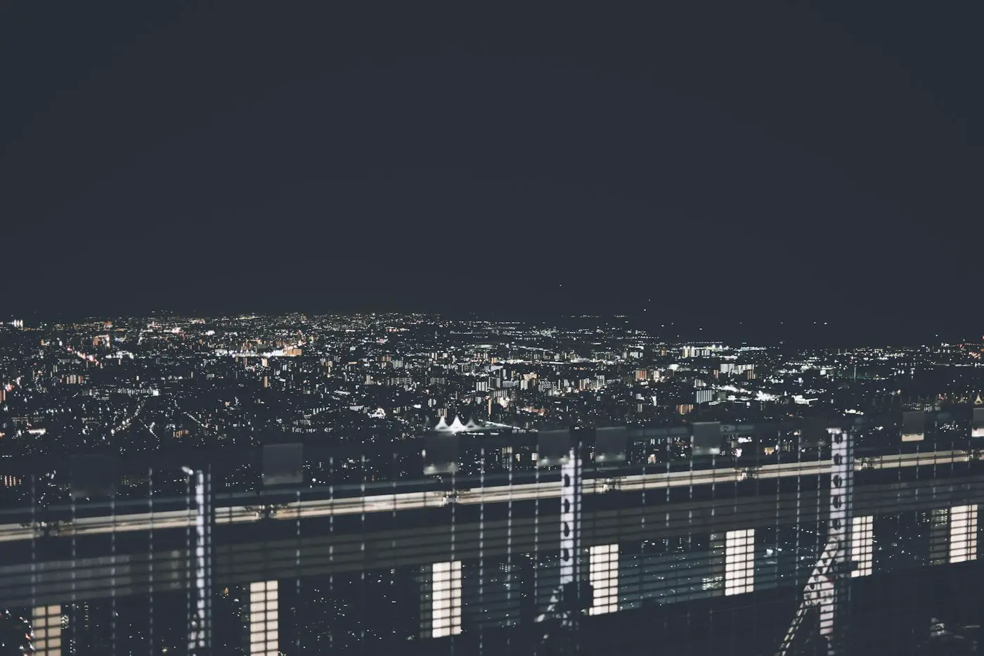 Osaka illuminée, vue de nuit depuis le haut d'une tour