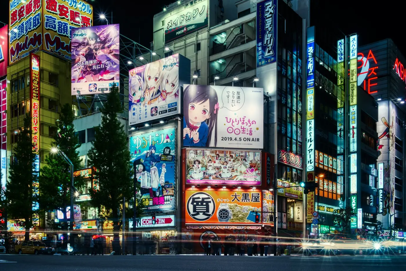Les façades couvertes d'affiches d'anime d'Akihabara, de nuit