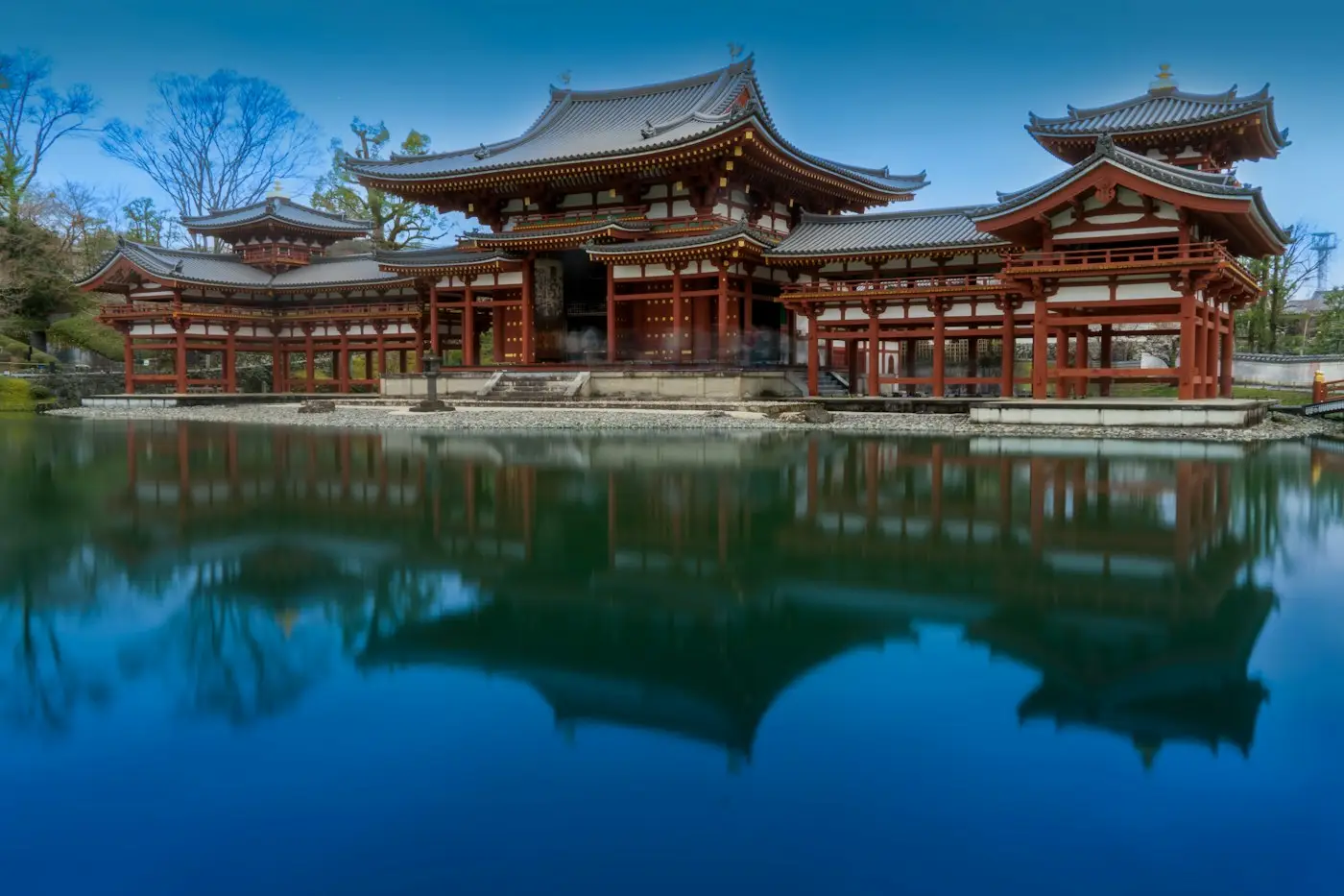 Le Pavillon du Phénix du Byōdō-in reflété dans l'eau