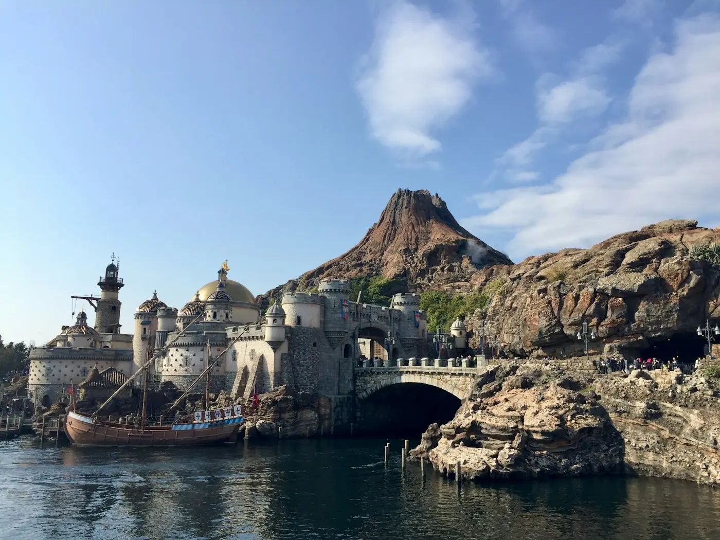 Le volcan et la forteresse de Tokyo DisneySea, au bord de l'eau