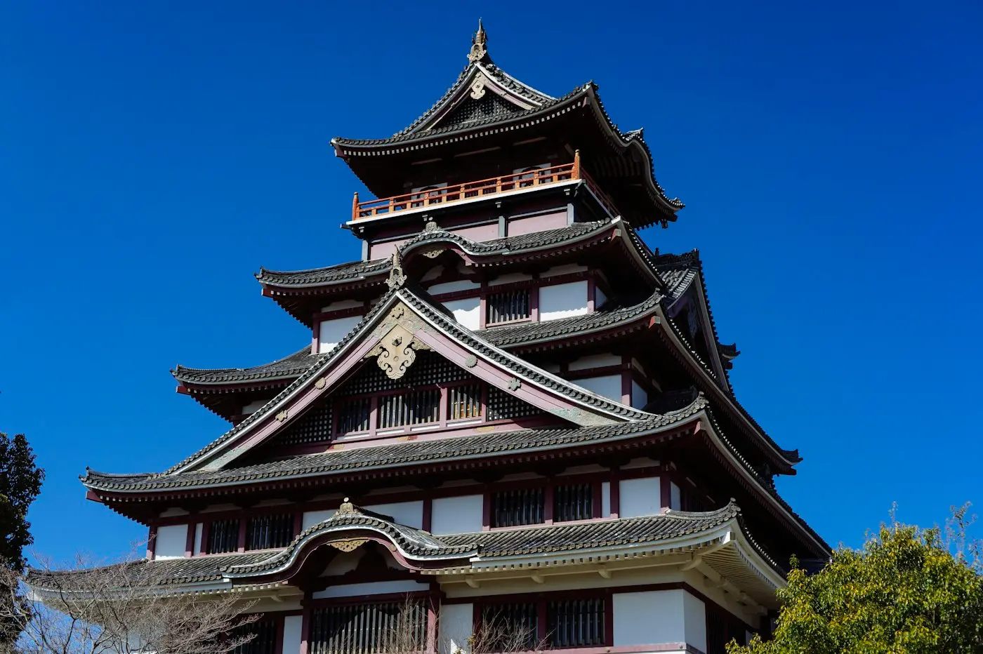 Le donjon du château de Fushimi-Momoyama sous un ciel bleu