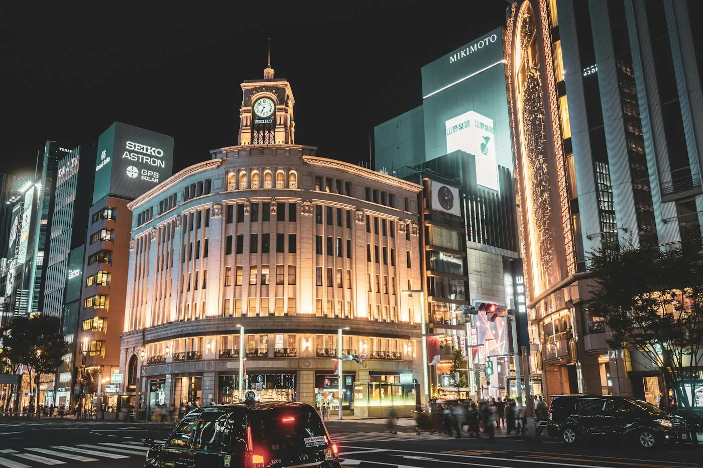 Le carrefour de Ginza et sa tour de l'horloge, de nuit