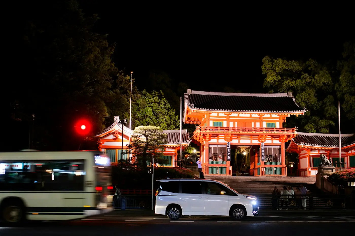 Le portail vermillon du sanctuaire Yasaka illuminé, au bout de Gion