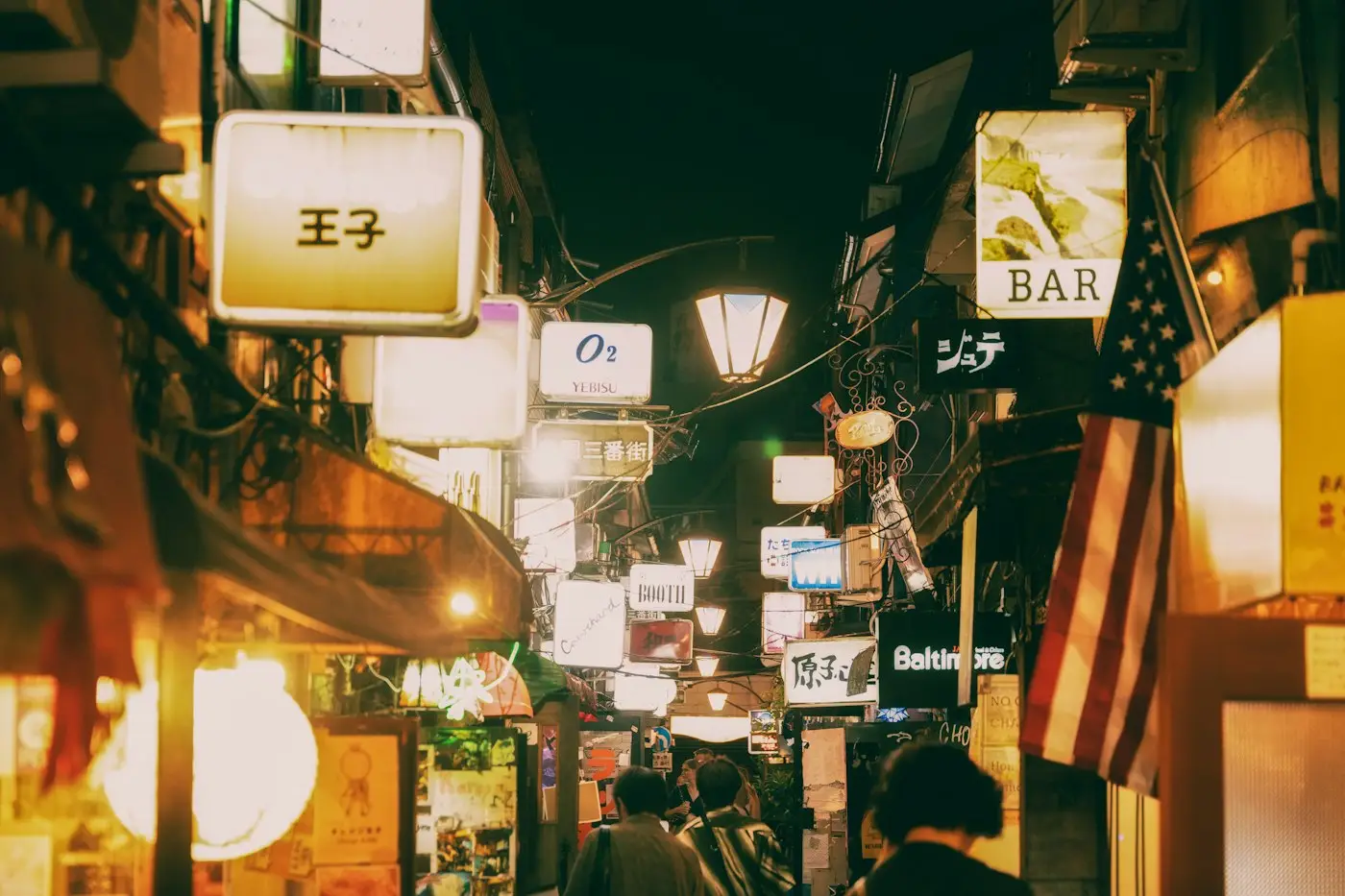 Enseignes lumineuses dans une ruelle de bars de Golden Gai, la nuit