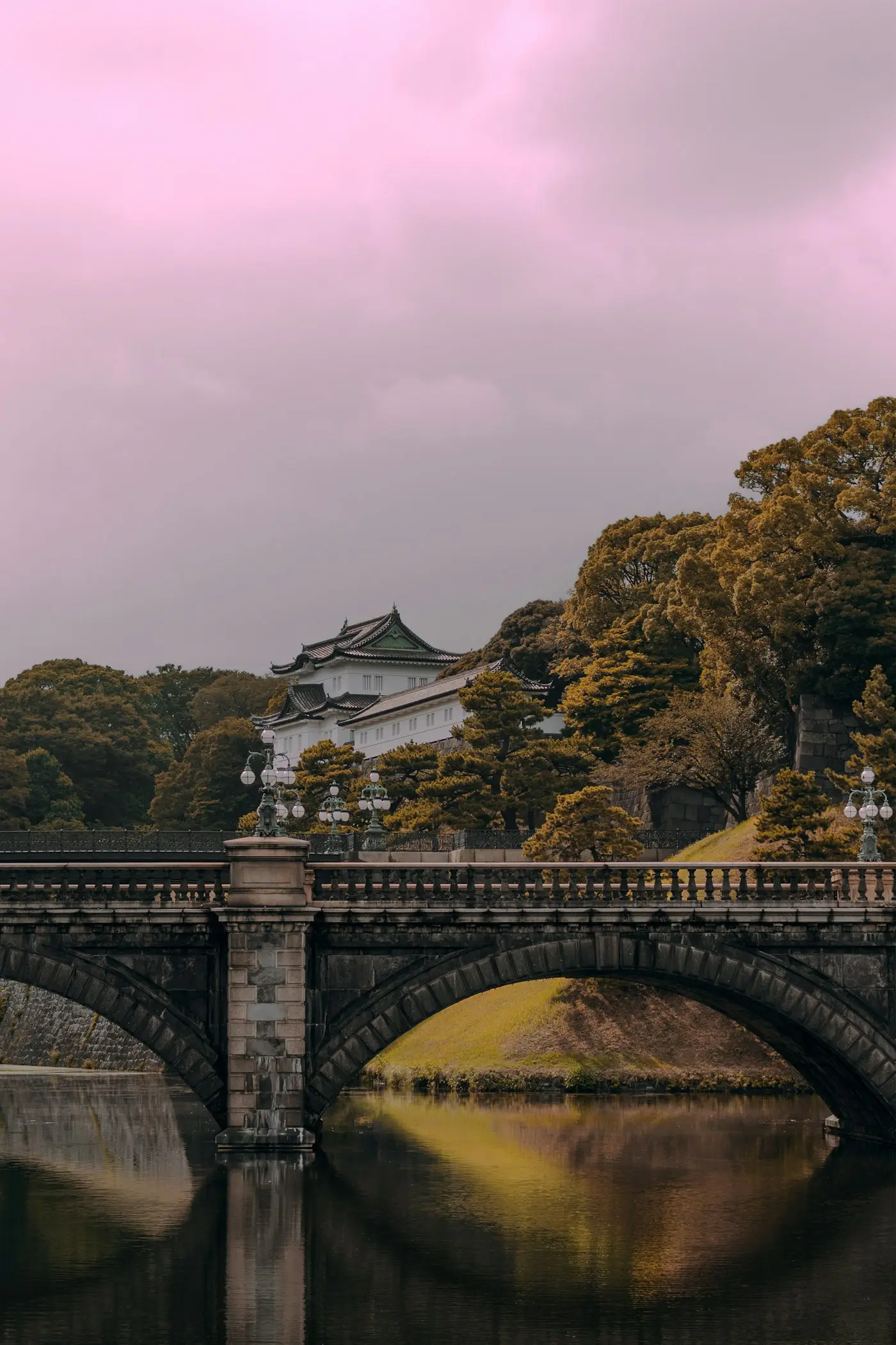 Le pont de pierre et le palais impérial au crépuscule