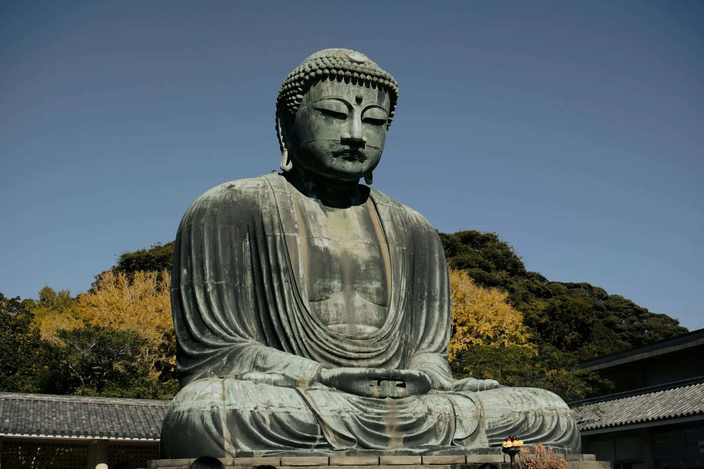 Le Grand Bouddha de bronze de Kamakura sous un ciel bleu