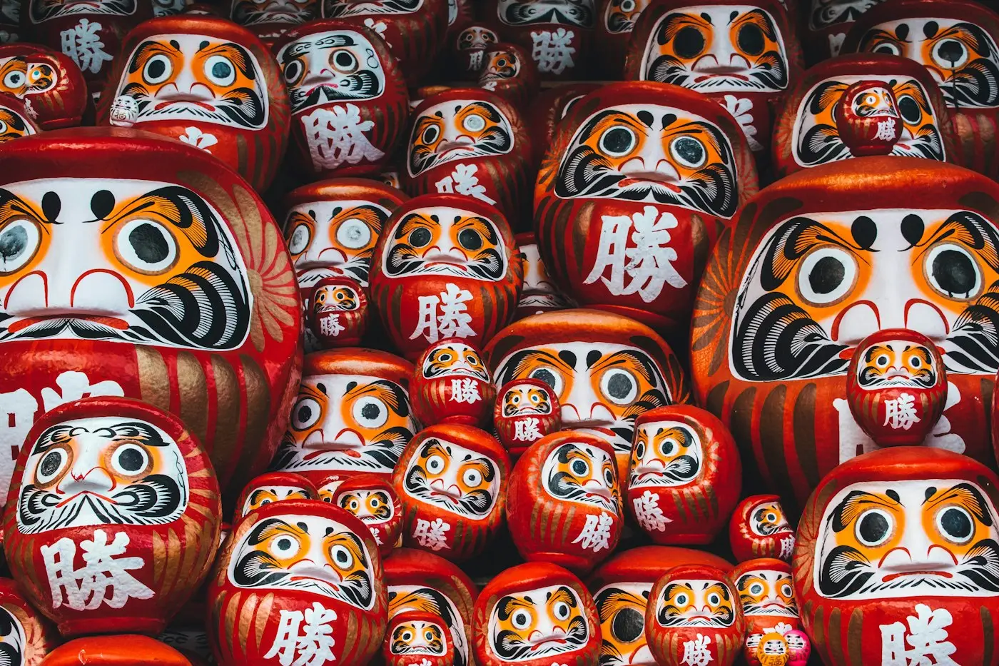 Des dizaines de poupées daruma rouges et blanches