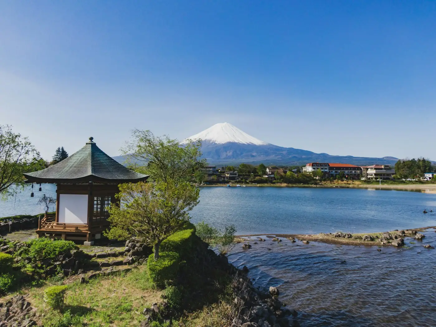 Le mont Fuji au-dessus du lac Kawaguchi, un pavillon au premier plan