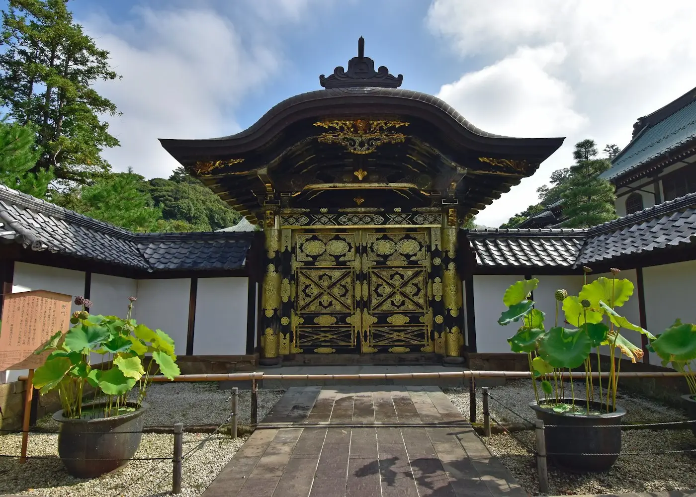 Le portail sculpté d'un temple de Kenchō-ji