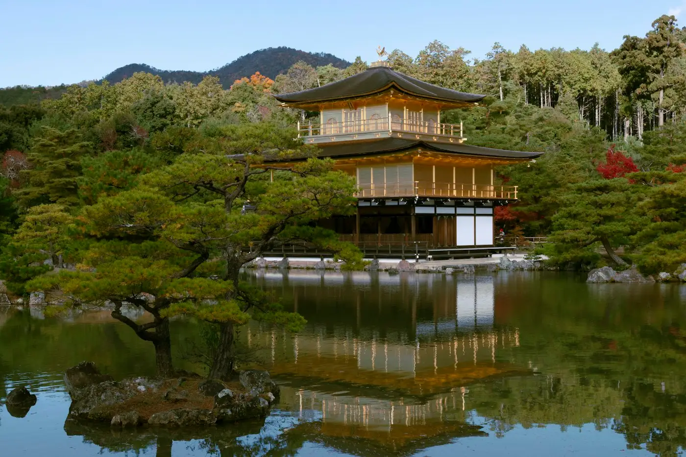 Le Pavillon d'Or du Kinkaku-ji reflété dans son étang