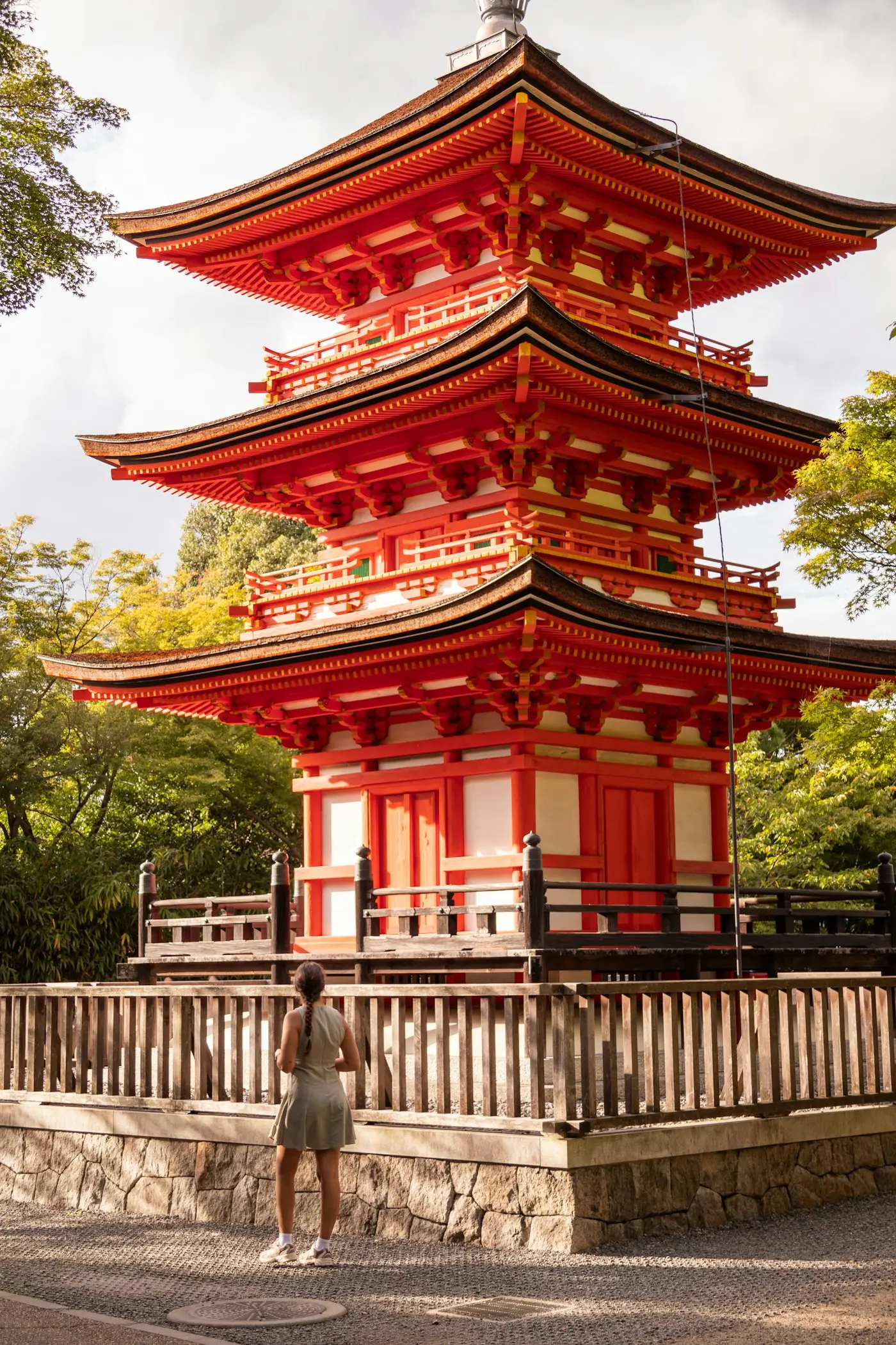 Une visiteuse devant la pagode vermillon du Kiyomizu-dera