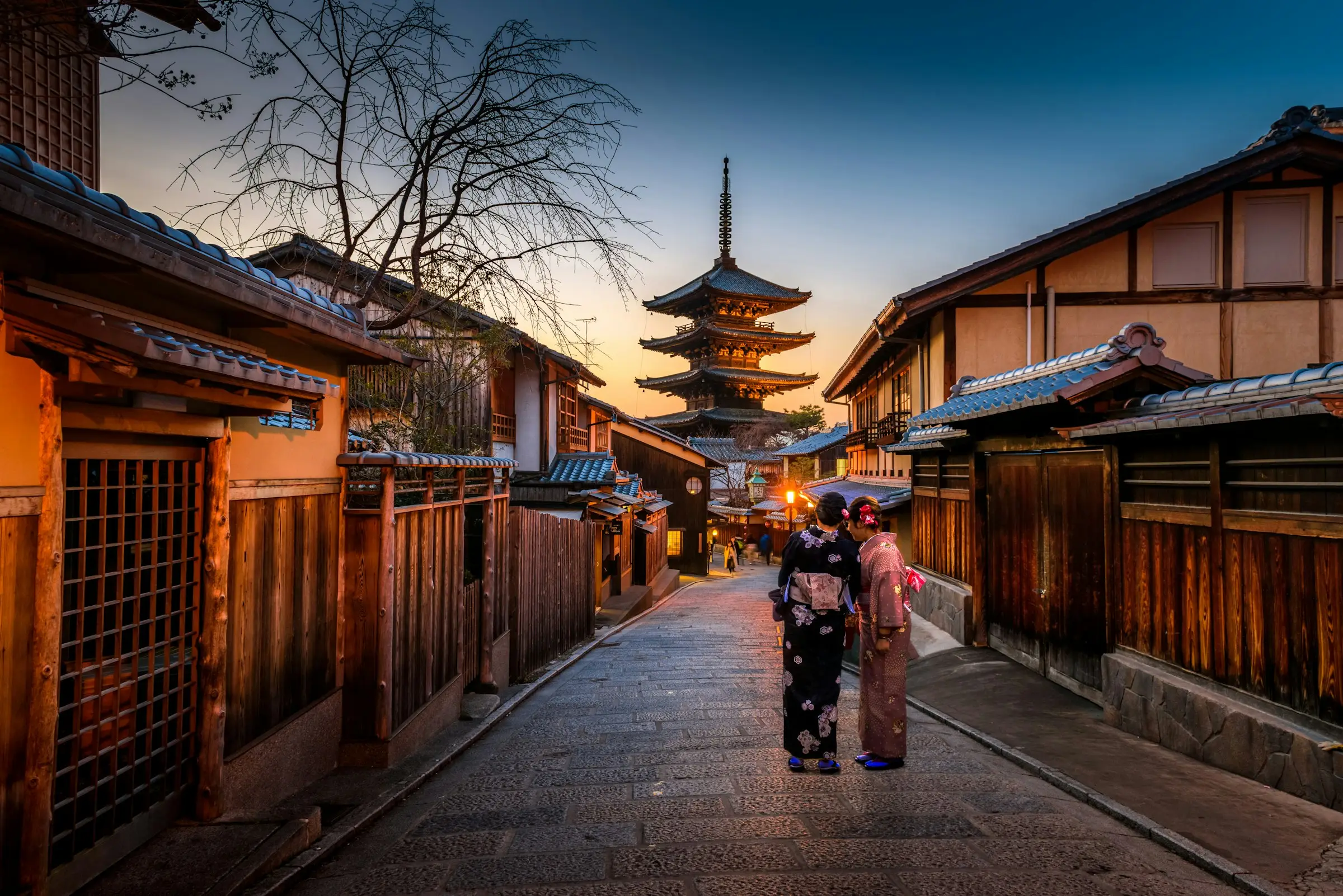 Une ruelle de Kyoto et la pagode Yasaka au coucher du soleil