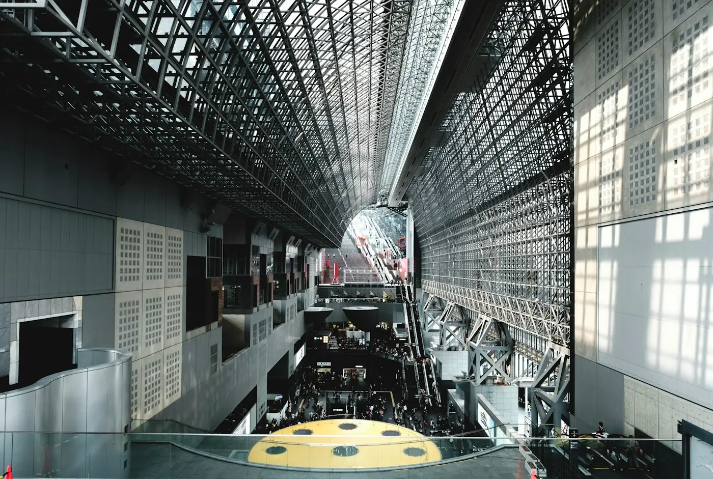 Le grand hall de verre et d'acier de la gare de Kyoto