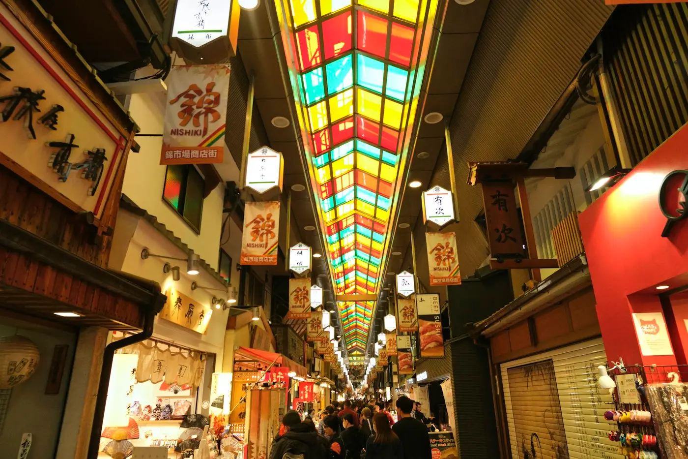 La rue couverte du marché de Nishiki et sa verrière colorée