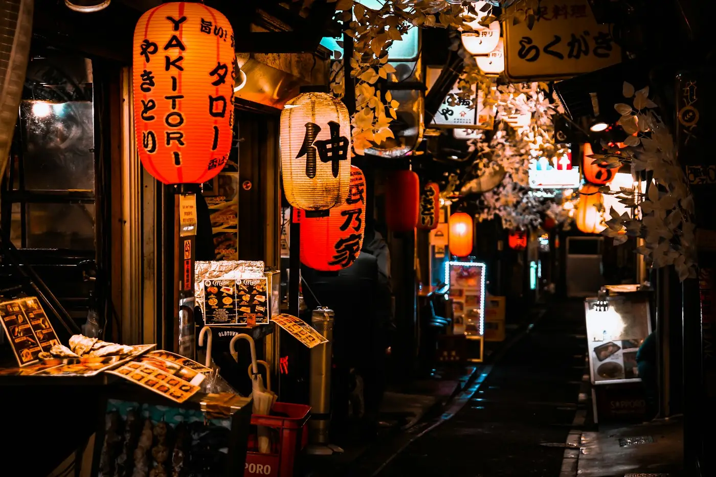 Lanternes rouges dans une ruelle étroite d'Omoide Yokocho