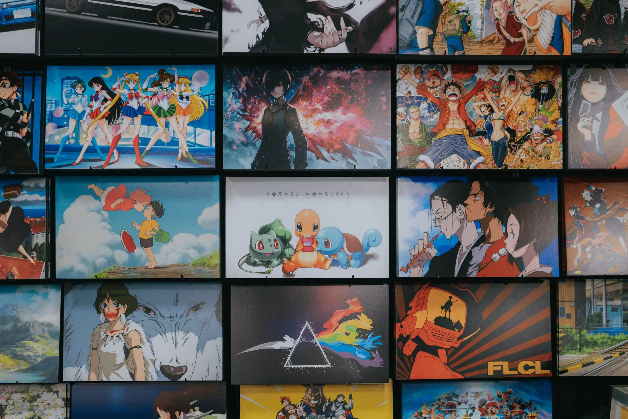 Un mur d'affiches d'animes japonais