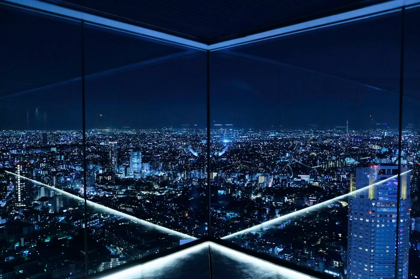 Tokyo de nuit, vue depuis le sommet vitré de Shibuya Sky
