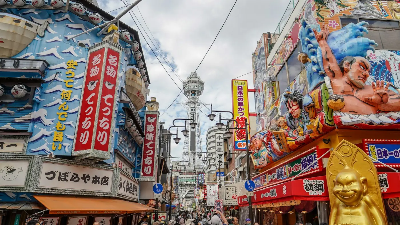 Les enseignes colorées de Shinsekai et la tour Tsūtenkaku