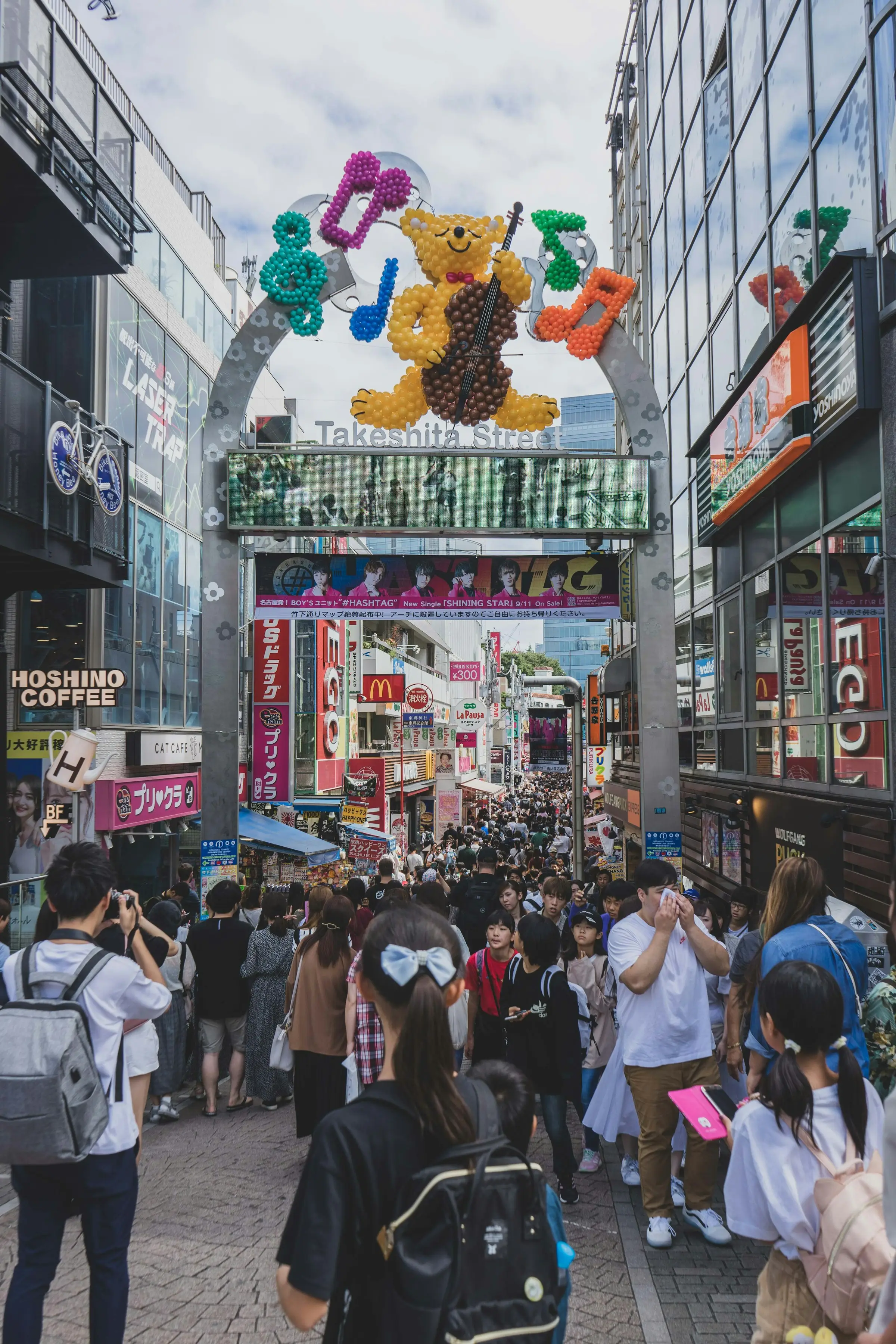 La foule sous l'arche de Takeshita Street, à Harajuku