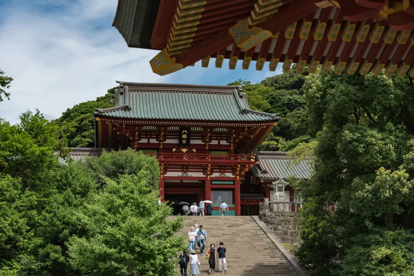 Le sanctuaire Tsurugaoka Hachiman-gū en haut de son escalier, dans la verdure