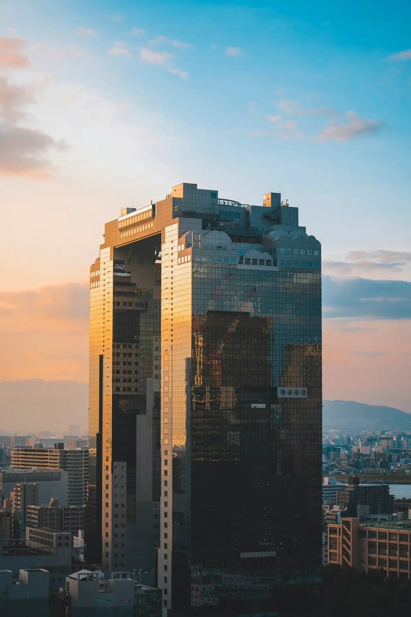 Les deux tours de l'Umeda Sky Building au crépuscule